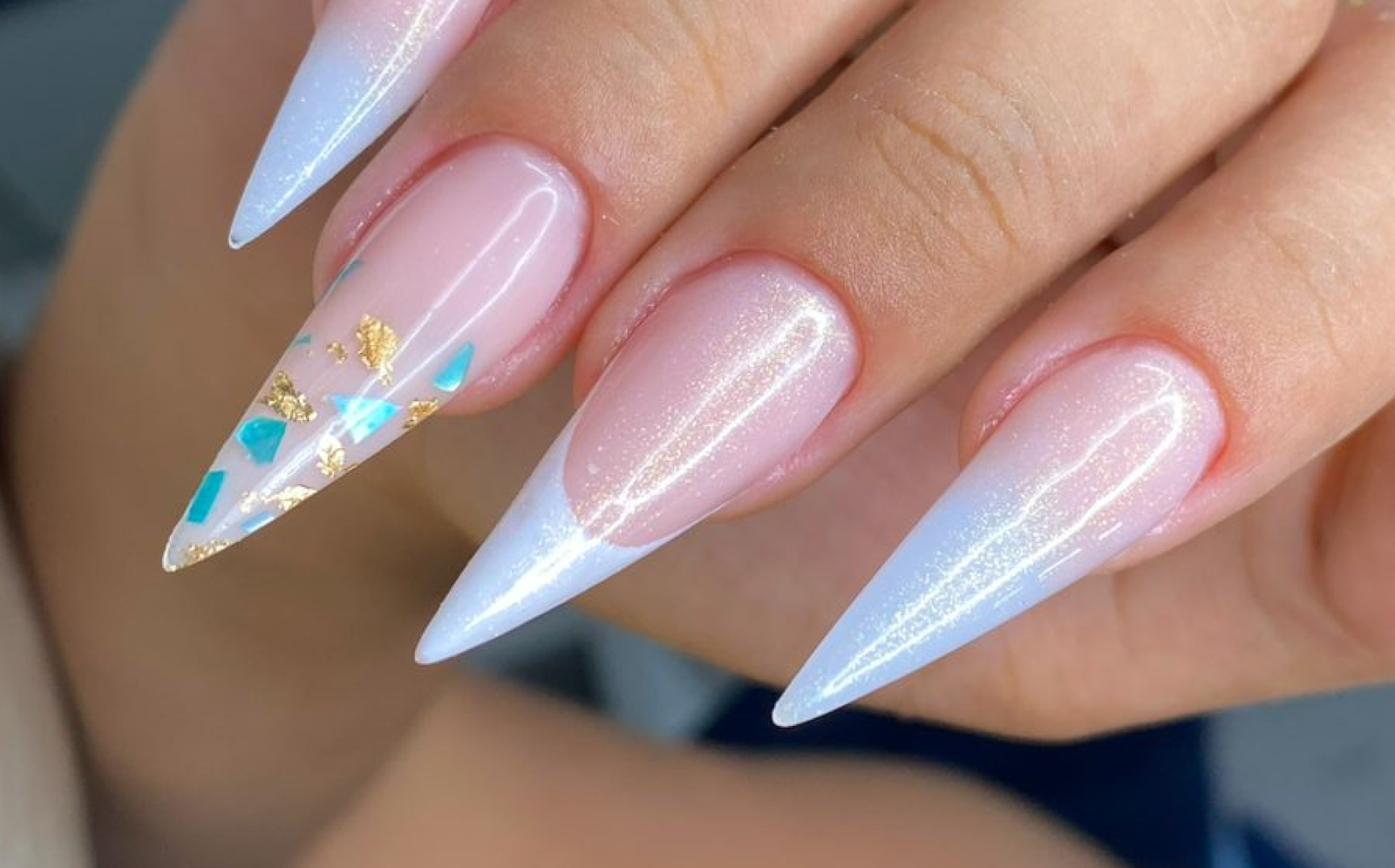 Nail art em tons azul e dourado