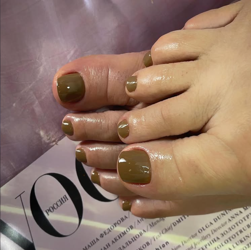 Pédicure com esmaltação em tom terroso